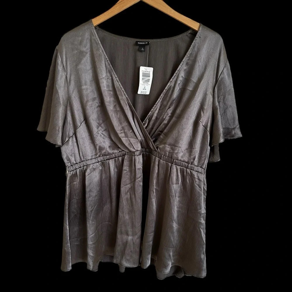 NWT Torrid size 2 2X Shiny Gray Crinkle Blouse Top V Neck Peplum Party Wedding